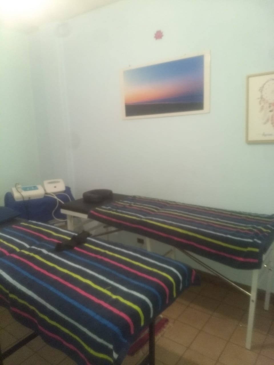 Cabina de masaje de lujo en Meraky Spa con luz tenue y elementos de relajación botánicos